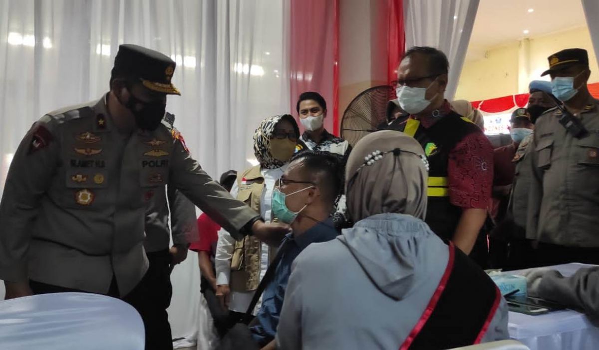Wakapolda Jatim, Brigjen Pol Slamet Hadi Suprapto saat meninjau vaksinasi lansia di Jombang. (Foto: Elok for jatimnow.com)