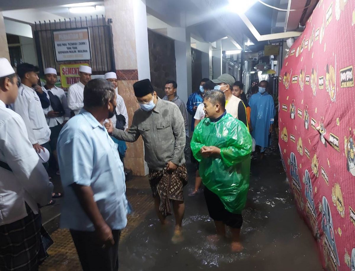 Wali Kota Pasuruan Saifullah Yusuf saat menyapa warga terdampak banjir. (Foto: dok Pemkot Pasuruan/jatimnow.com)