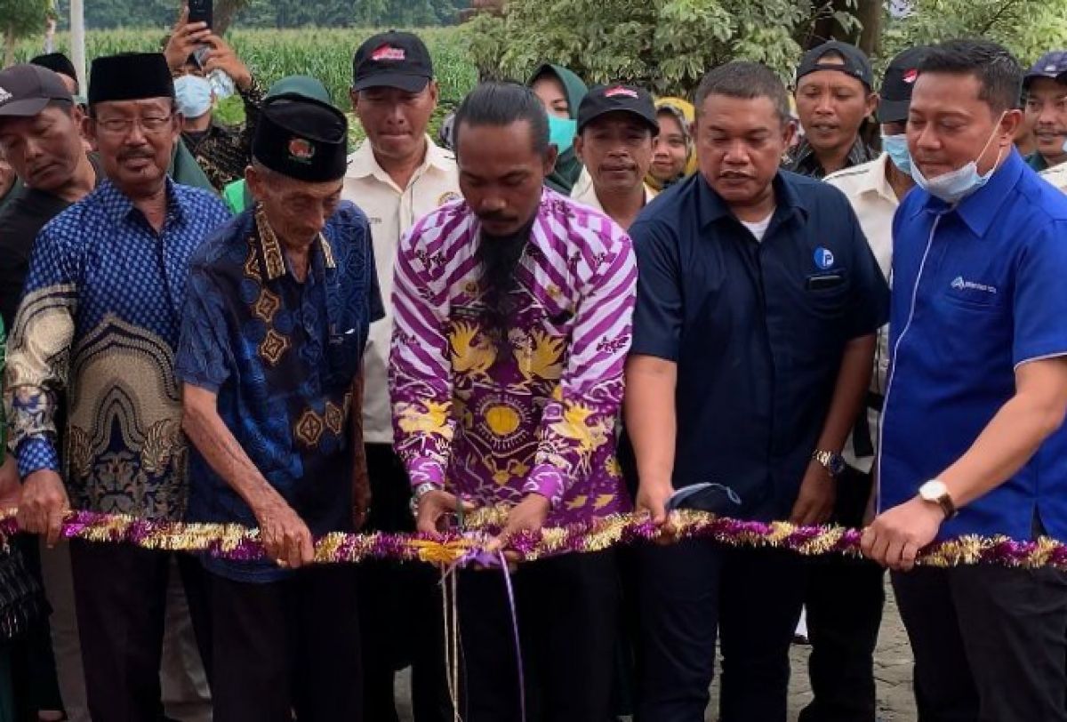 Kades Sekapuk saat melakukan pemotongan pita soft launching Kebun Pak Inggih. (Foto: Humas Setigi dan KPI)
