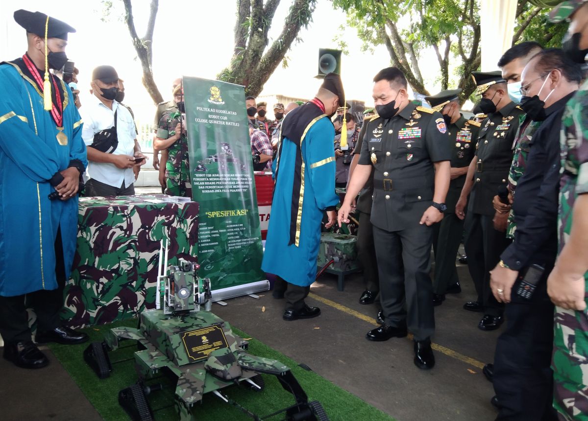 Kepala Staf Angkatan Darat, Jendral TNI Dudung Abdurachman melihat hasil karya Bamasis. (Galih Rakasiwi/Jatimnow.com)