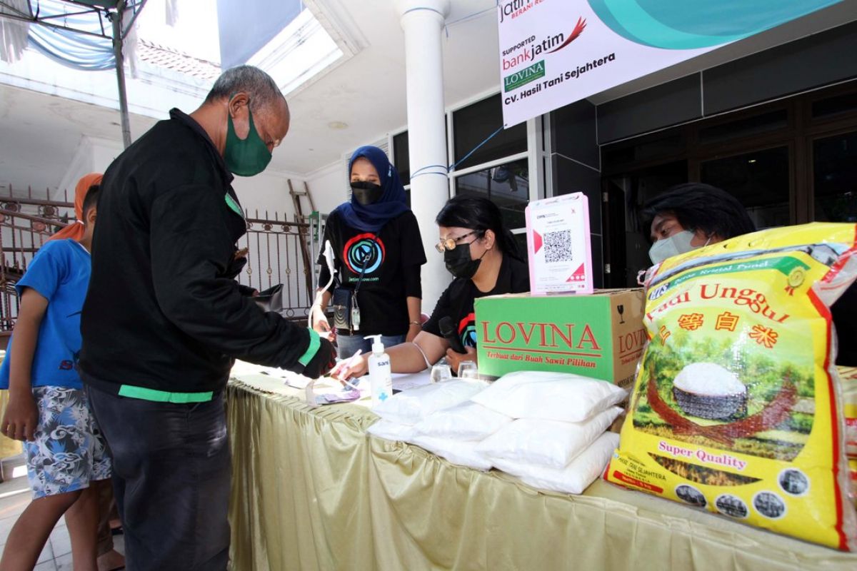 Warga membeli paket sembako di Pasar Murah Jatimnow.(Foto: Sahlul Fahmi/jatimnow.com)