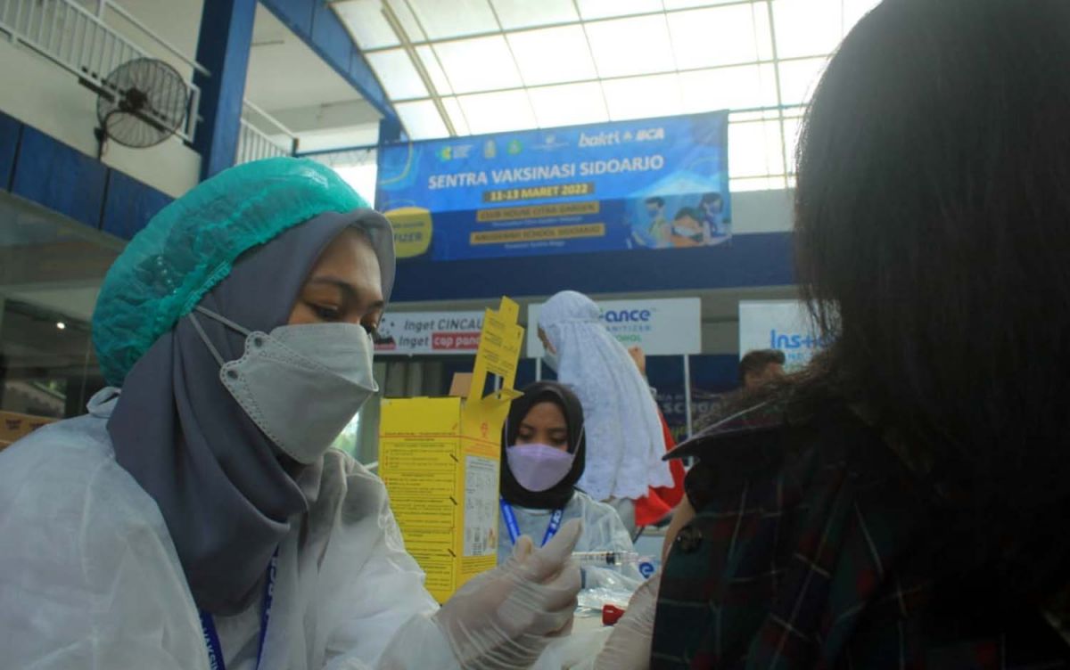 Proses vaksinasi di Anugerah School Sidoarjo (Foto: Humas Anugerah School for jatimnow.com)