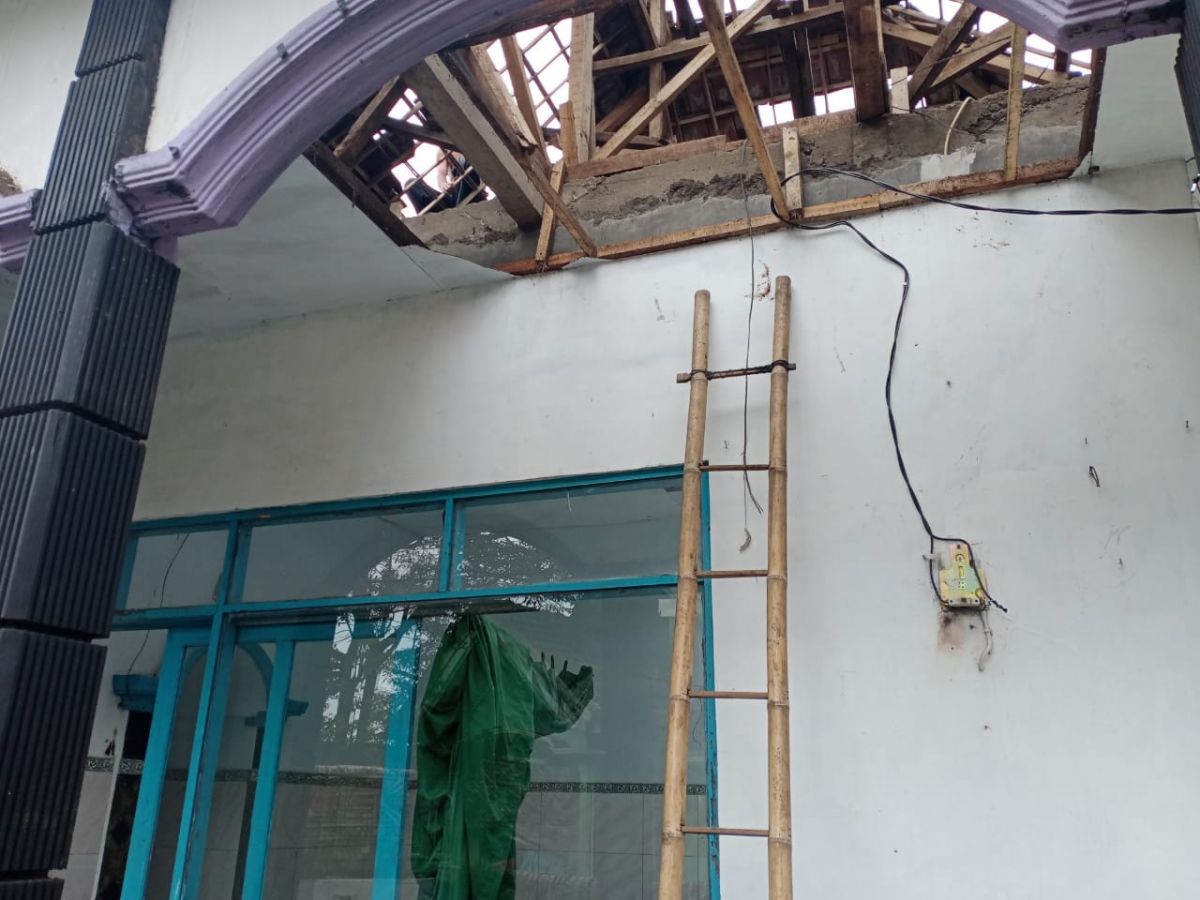 Atap musala jebol.(Foto: Kepala Desa Andonosari Akhmad Pujianto)