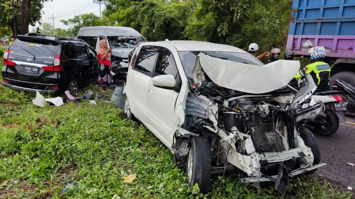 Salah satu kendaraan yang terlibat kecelakaaan beruntun mengalami rusak parah, di Desa Plakaran, Kecamatan Torjun, Sampang. (Foto: Fathor Rahman/jatimnow.com)