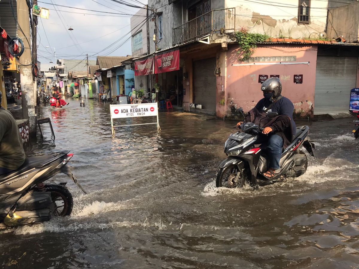 Genangan banjir di jalan raya Desa Kureksari dan Wedoro. (Foto-foto: Zainul Fajar/jatimnow.com)