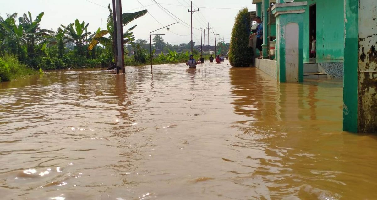 Banjir di Desa Kedawung Kulon, Pasuruan. (Foto: Moch Rois/jatimnow.com)