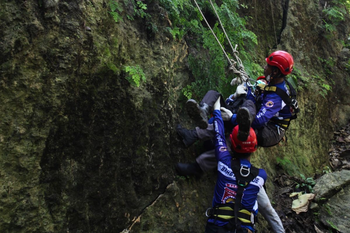Pelatihan rescue tebing NasDem Jatim.