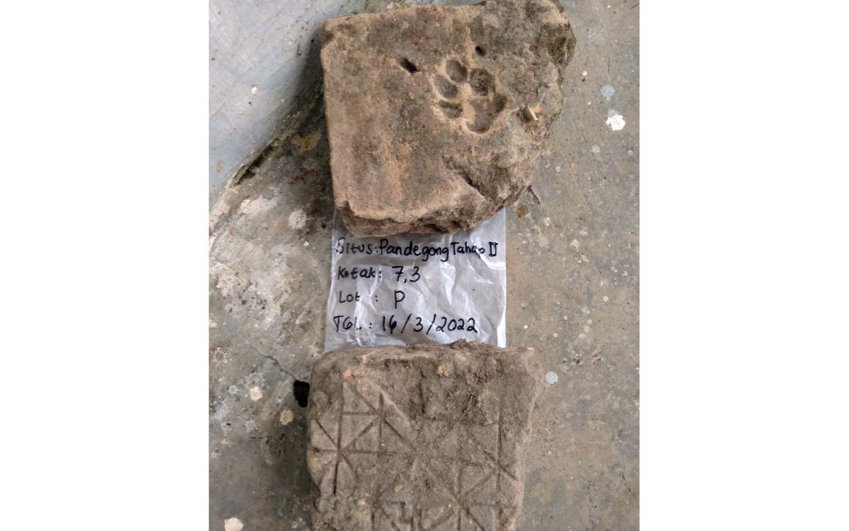 Batu berukir dan tapak kaki hewan ditemukan di Situs Pandegong, Jombang (Foto: Elok Aprianto/jatimnow.com)
