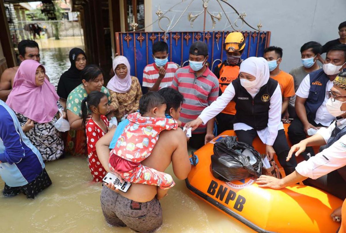 Gubernur Jawa Timur Khofifah Indar Parawansa saat meninjau banjir di Pamekasan (Foto-foto: Humas Pemprov Jatim)