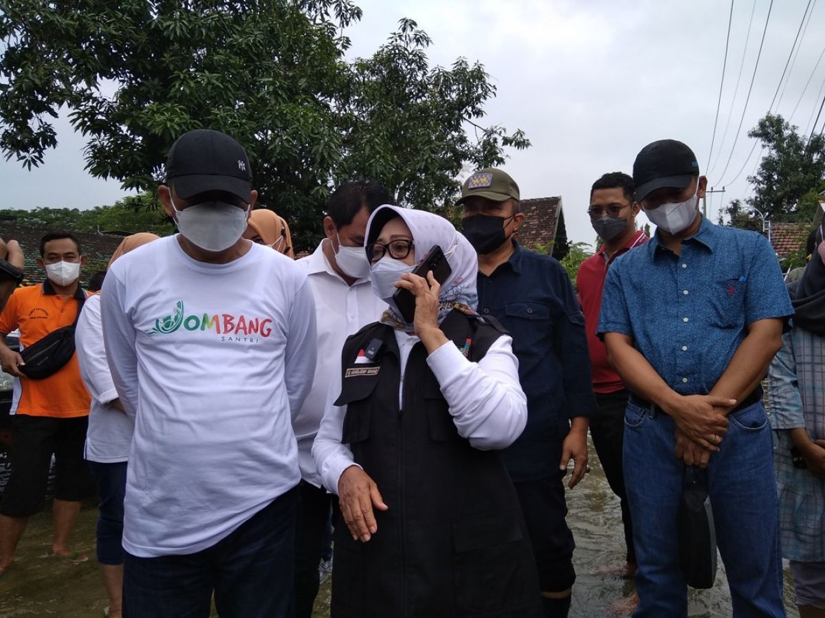 Bupati Jombang Hj Mundjidah Wahab saat menelepon Kepala Satker Penanganan Sungai BBWS untuk tanyakan perbaikan sungai penyebab banjir di Jombang.(Foto: Elok Aprianto/jatimnow.com)