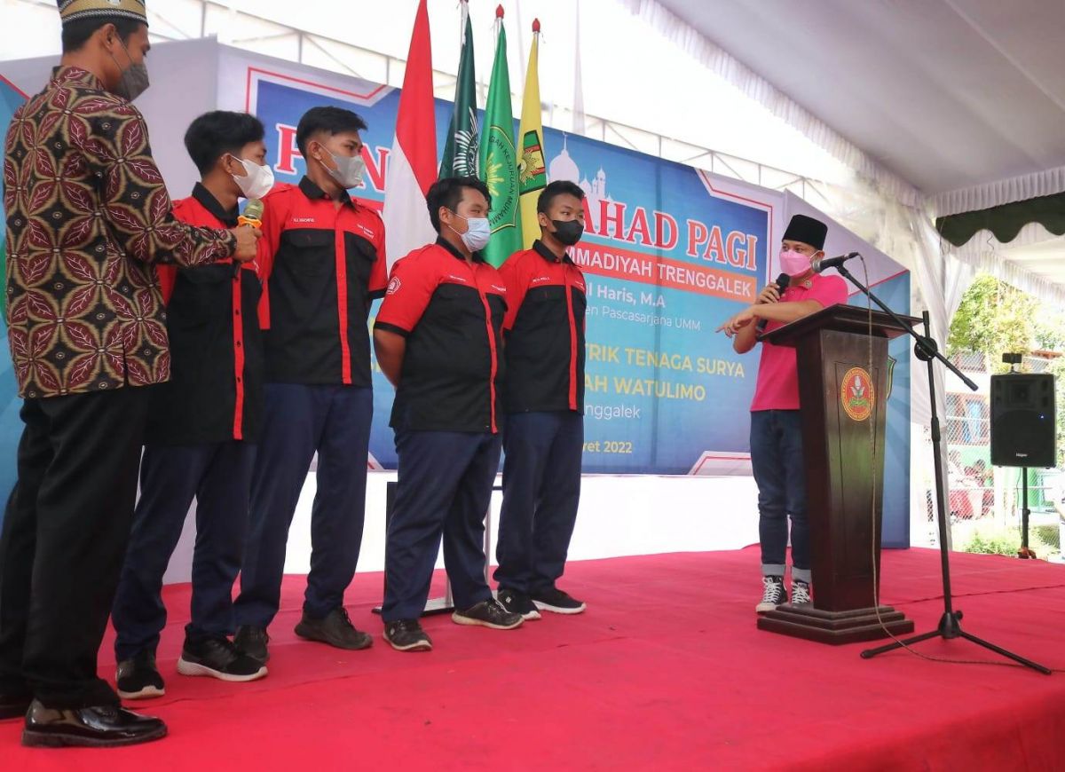 Bupati Trenggalek, Mochamad Nur Arifin bersama siswa SMK Muhammadiyah Watulimo pembuat mobil listrik.