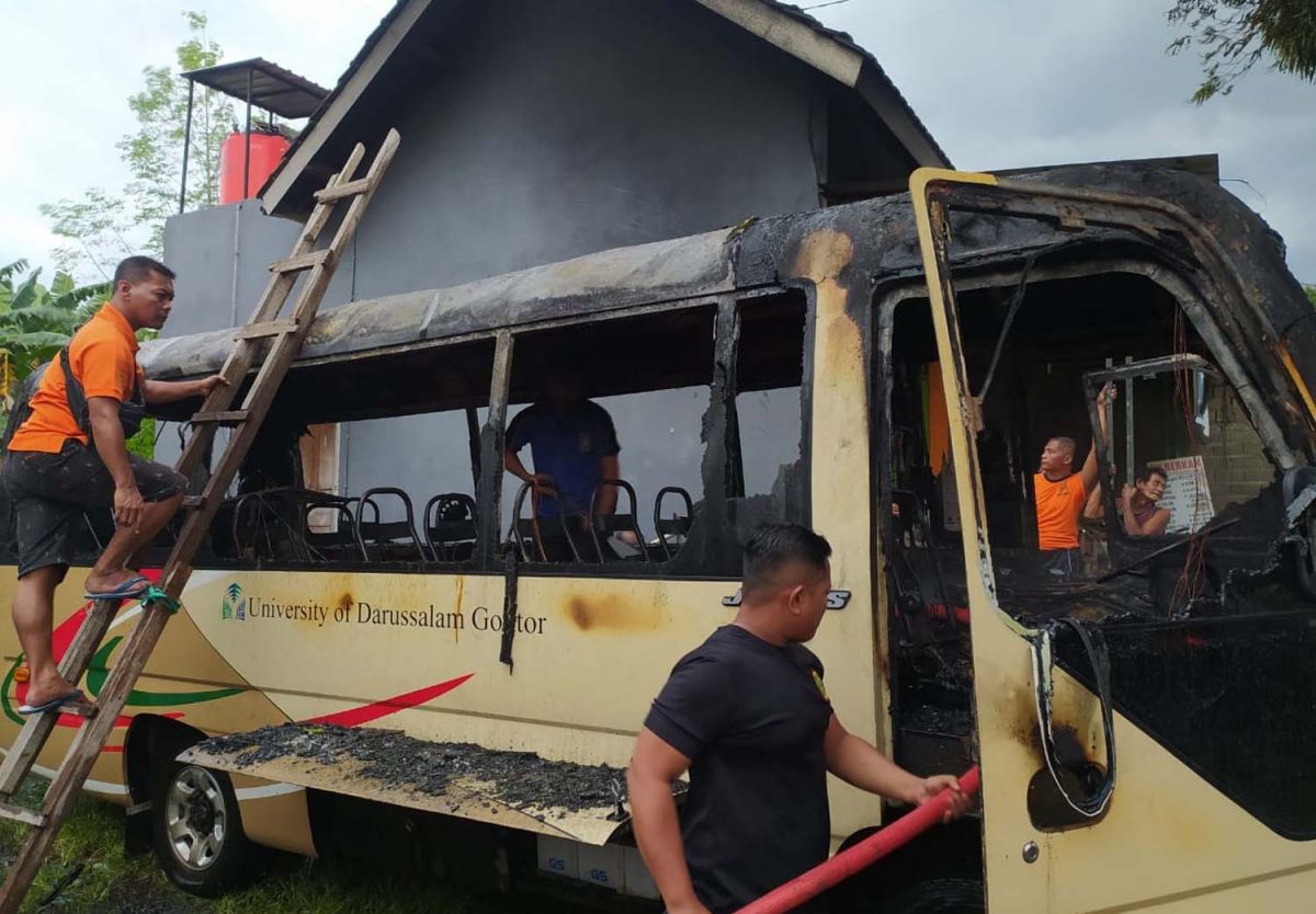 Bus milik Unida Gontor, Ponorogo terbakar saat diperbaiki