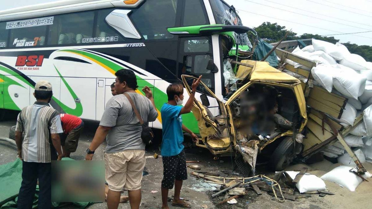 Kecelakaan bus yang menabrak truk di Tol Dupak Surabaya arah Waru Sidoarjo. (Foto: PJR Polda Jatim)
