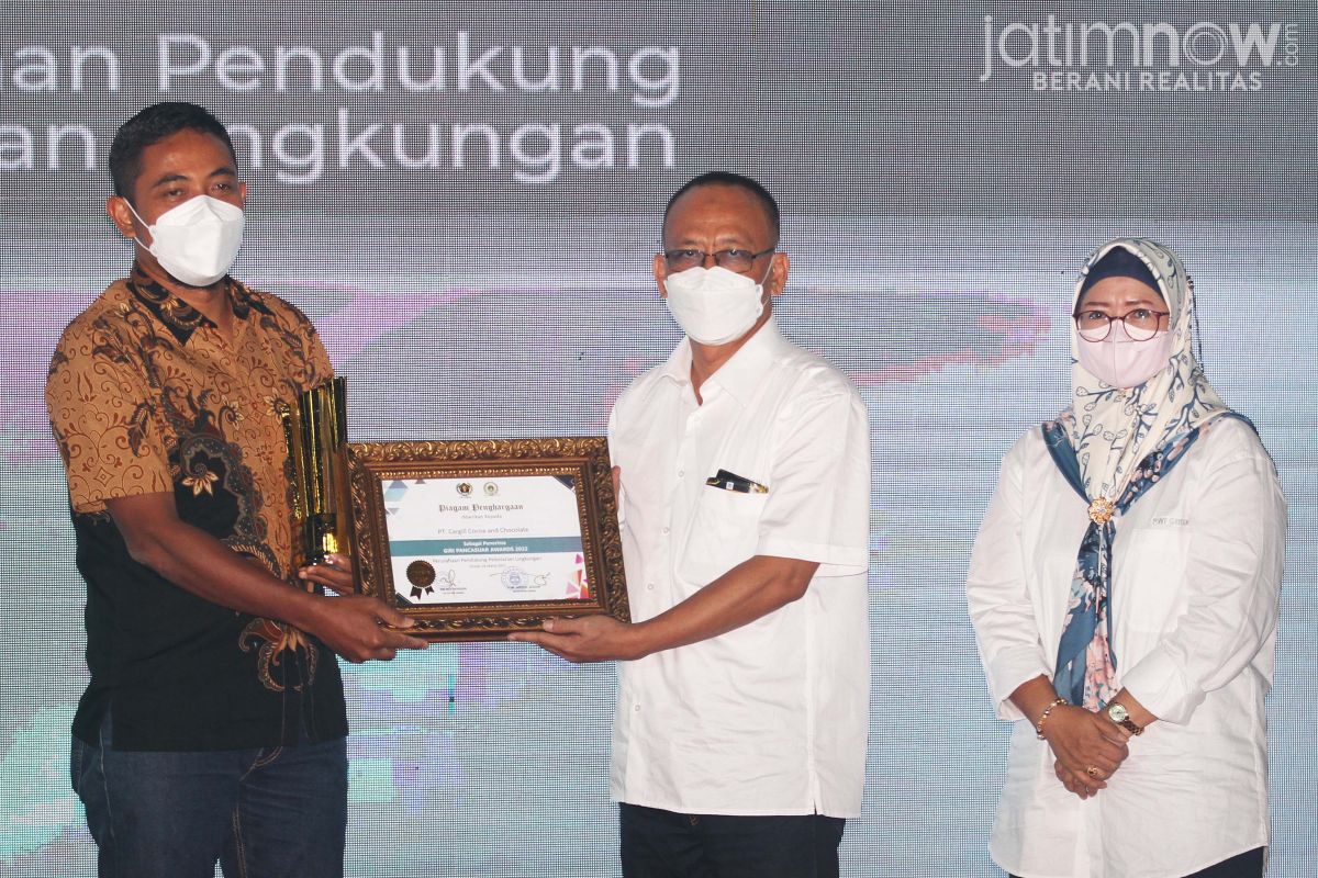Admin dan Relation Manager PT Cargill Indonesia, Adi Suprayitno saat menerima penghargaan