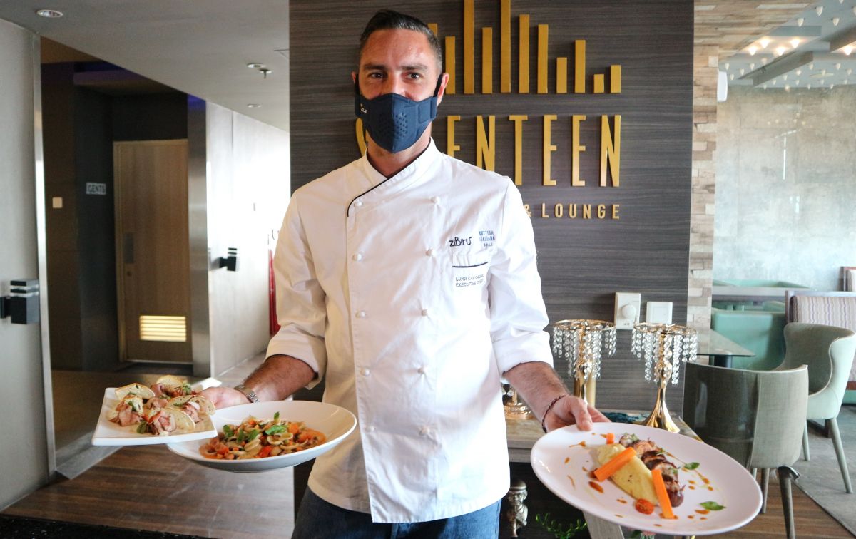 Chef Luigi Calcagno memamerkan menu khas Italia buatannya di Hotel Harris & Pop! Gubeng Surabaya. (Foto-foto: Fajar Mujianto/jatimnow.com)