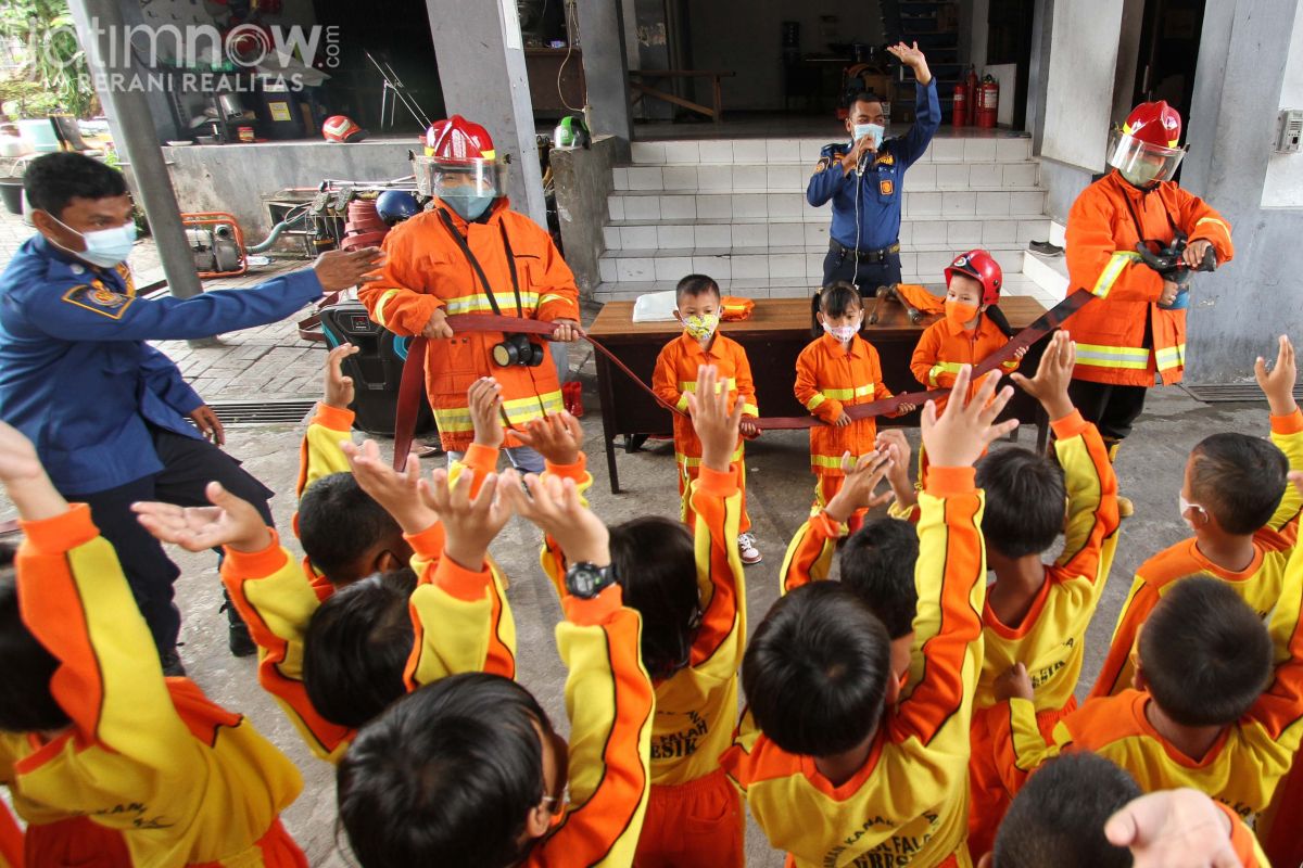 Petugas Damkar Gresik saat memberikan edukasi kepada anak-anak.