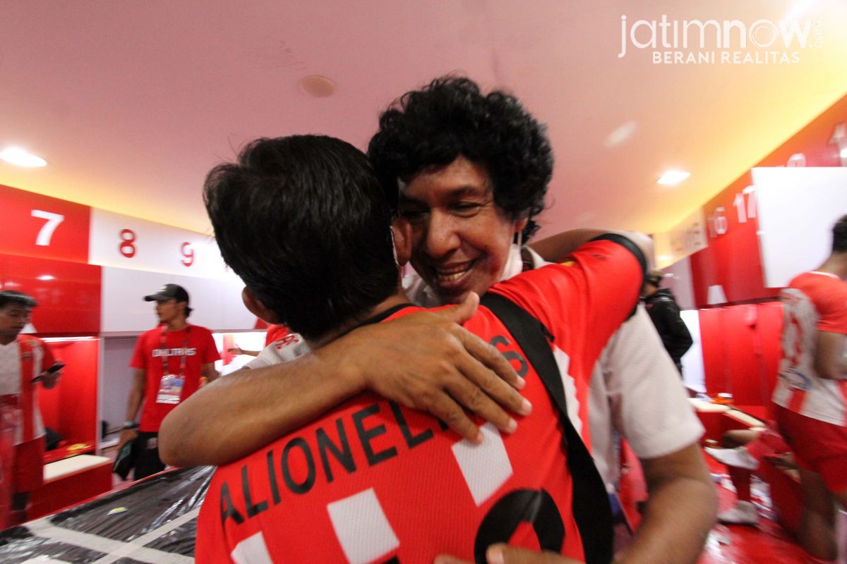 Pelatih Deltras, Muhamad Alhadad memeluk pemain Deltras usai timnya lolos ke Liga 2