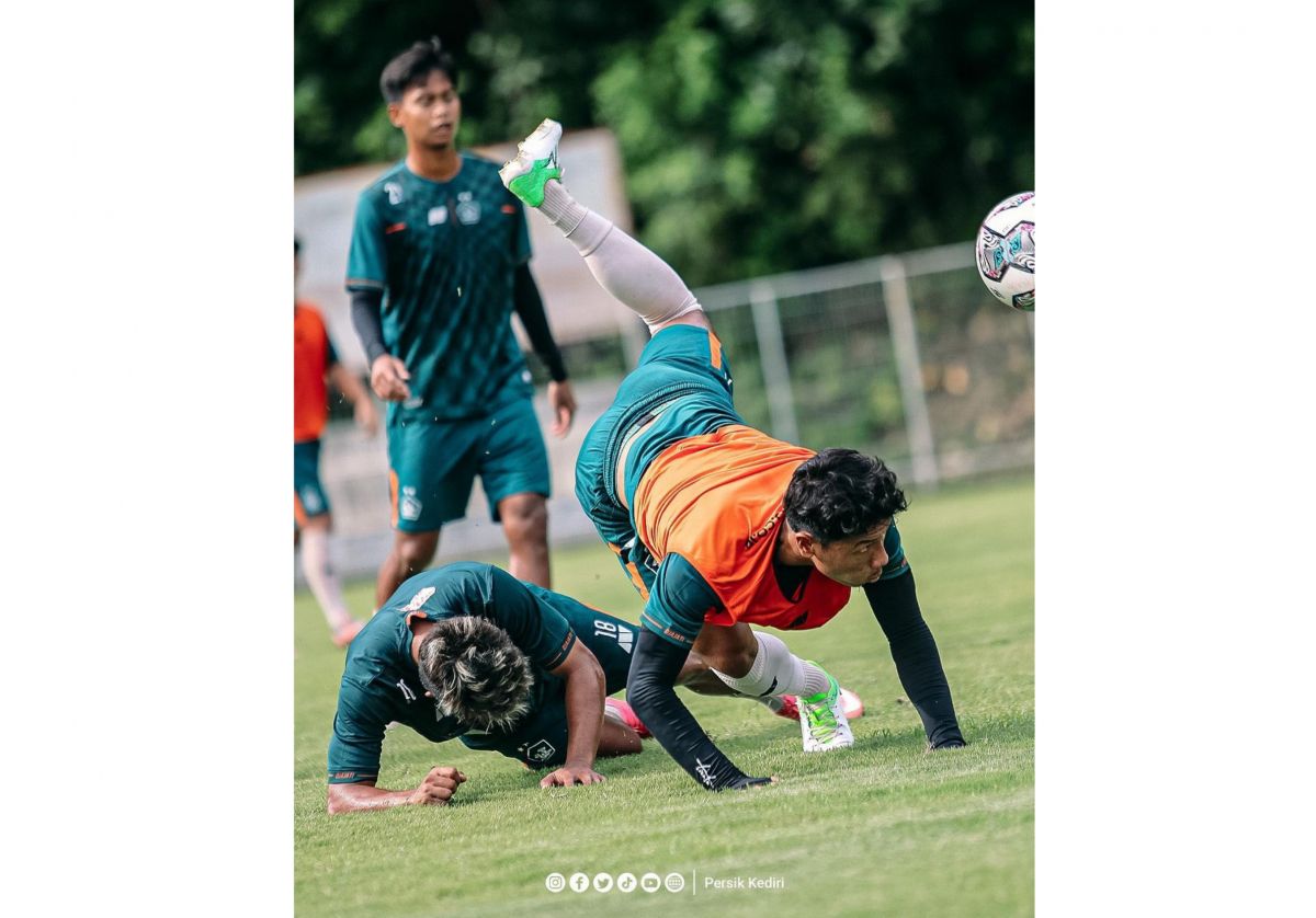 Para pemain Persik Kediri berlatih untuk mempersiapkan diri dalam laga pekan ke-30. (Foto: Instagram @persikfcofficial/jatimnow.com)