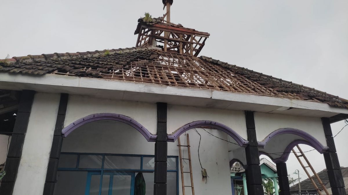 Detail atap musala yang tersambar petir.(Foto: Kepala Desa Andonosari Akhmad Pujianto)