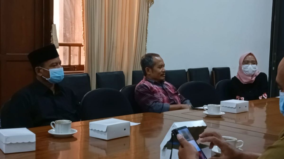 Anggota Komisi D DPRD Ponorogo saat hearing dengan Dindik Ponorogo.(Foto: Mita Kusuma/jatimnow.com)