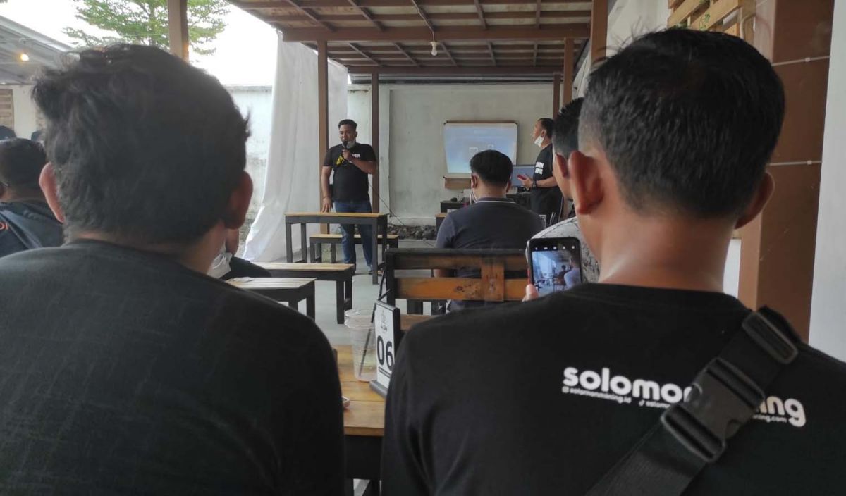 Adik Feris Febrianto saat memberikan penjelasan pada peserta gathering cryptocurrency mining di Jombang
