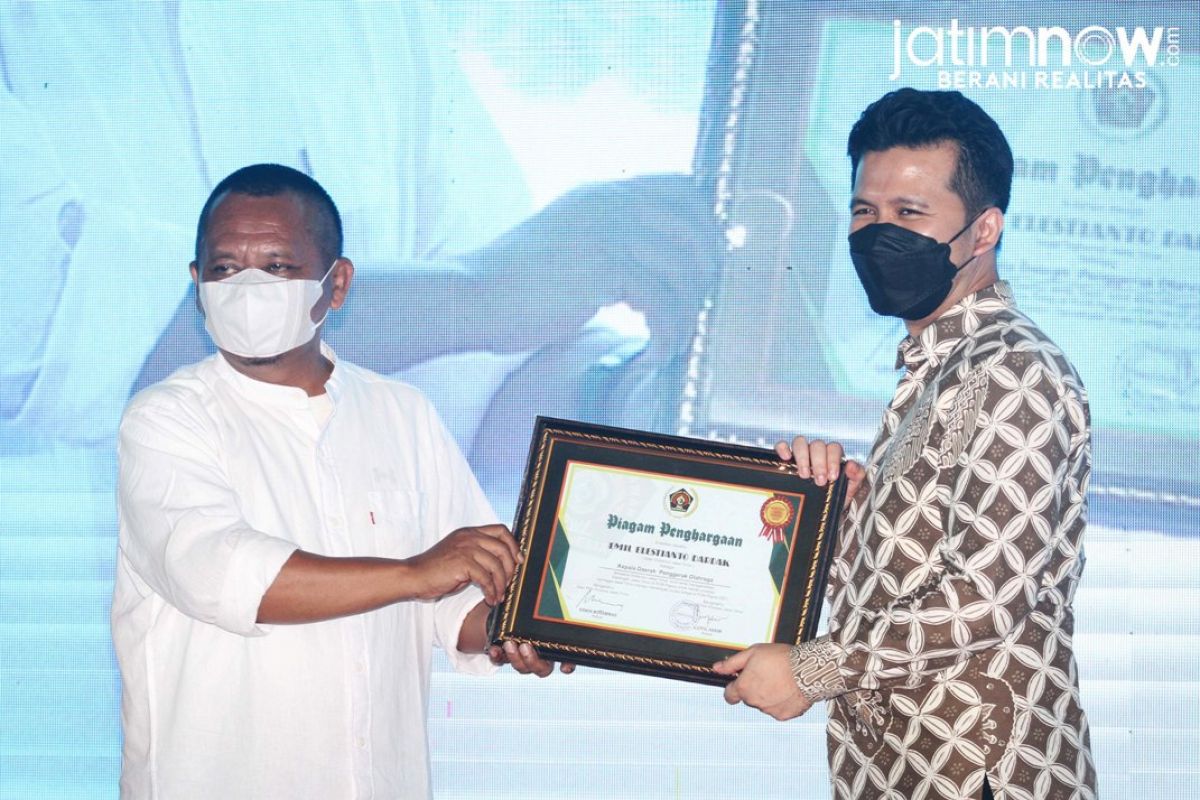 Wakil Gubernur Jatim Emil Dardak saat menerima penghargaan dari Ketua PWI Jatim Lutfil Hakim.(Foto: Sahlul Fahmi/jatimnow.com)