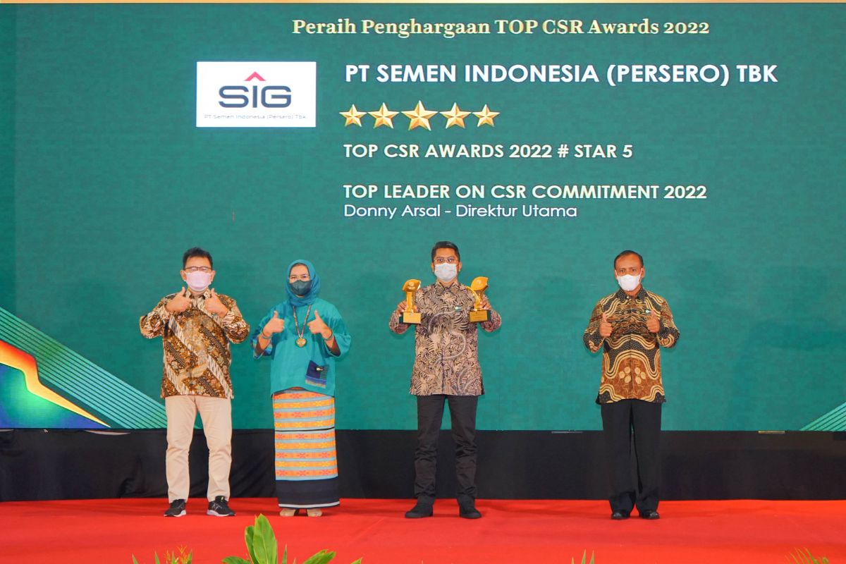 PT Semen Indonesia (Persero) Tbk (SIG) menerima penghargaan kategori Top CSR Awards 2022 # Star 5 dan Top Leader on CSR Commitment 2022 pada ajang Top CSR Award 2022. (Foto: Humas SIG for jatimnow.com)