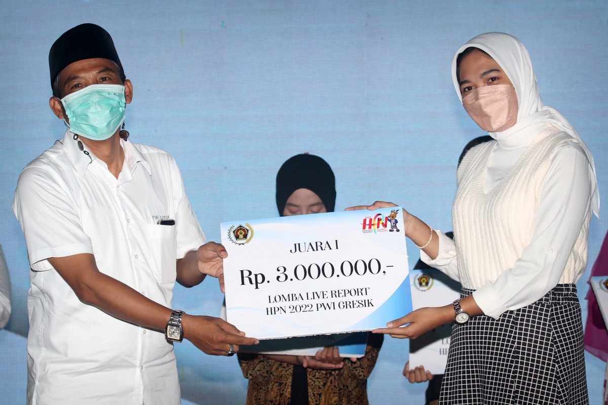 Ketua PWI Gresik As’adi Ikhsan saat memberikan hadiah kepada pemenang lomba live report kepada perwakilan MAN 1 Gresik.