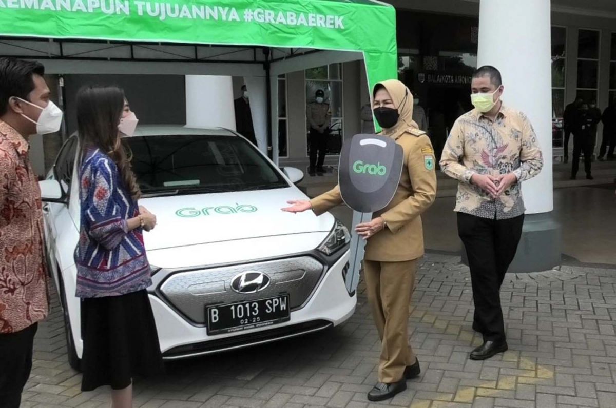 Wali Kota Batu Dewanti Rumpoko saat menerima pinjaman mobil dari Grab untuk mendukung pelaksaan W20 (Foto: Galih Rakasiwi/jatimnow.com)