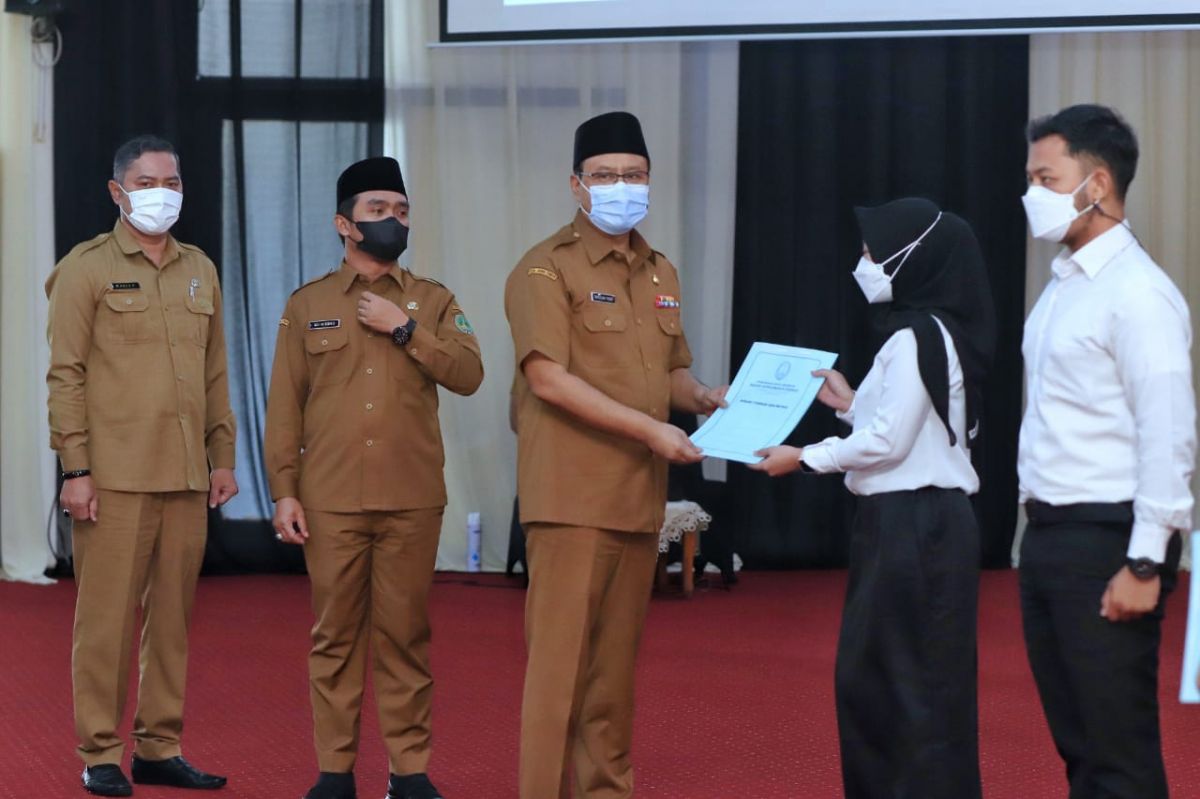 Wali Kota Pasuruan Saifullah Yusuf atau Gus Ipul menyerahkan SK PPPK untuk guru.(Foto: Humas Pemkot Pasuruan)