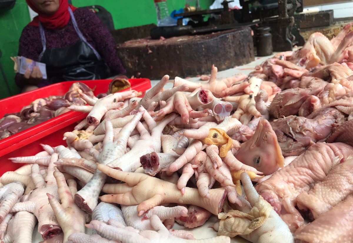 Pedagang daging ayam di Pasar Sukodono.