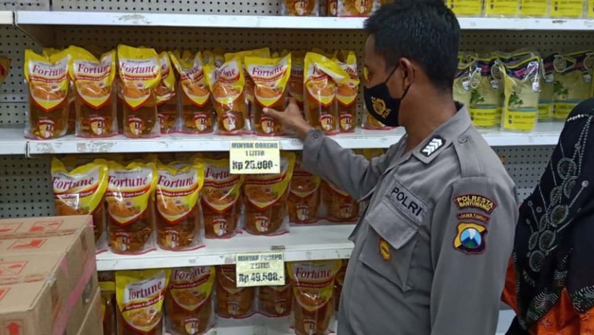 Polisi mengecek harga minyak goreng di swalayan yang dilaporkan warga Banyuwangi