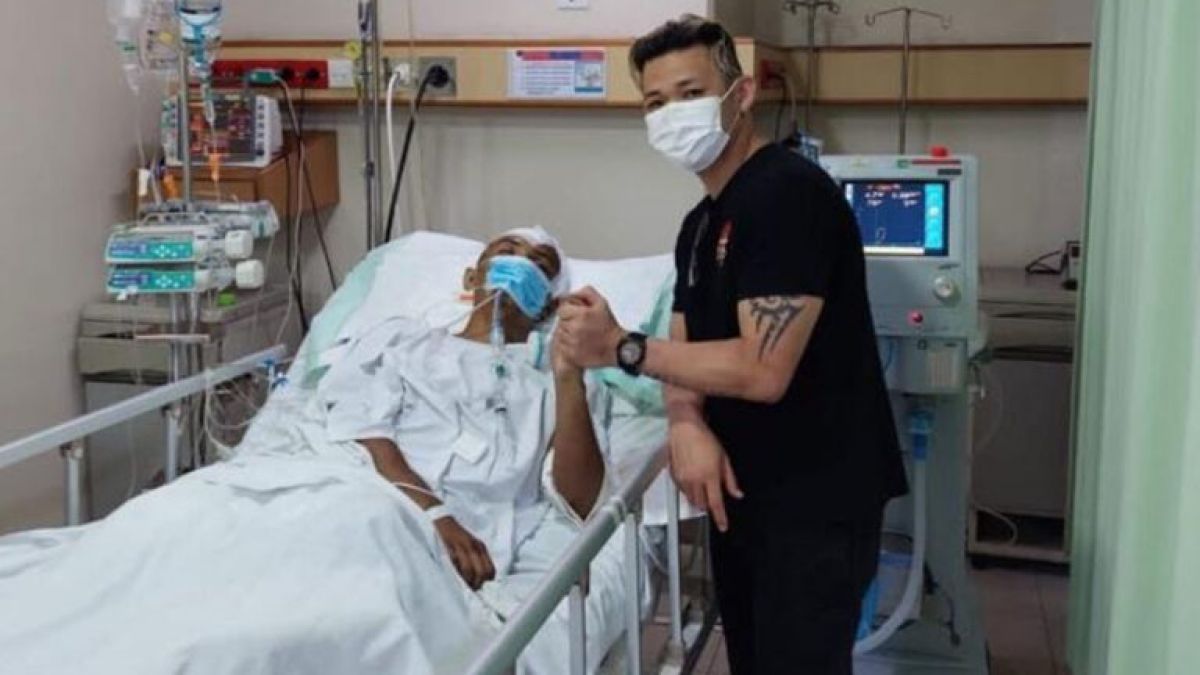 Armin Tan menjengguk almarhum Hero Tito saat masih menjalani perawatan di rumah sakit. (Foto: Armin Tan for jatimnow.com)