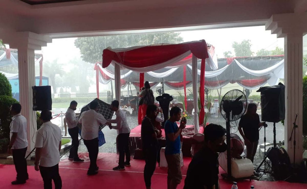 Hujan angin di Polda Jatim membuat sejumlah reserse narkoba sibuk