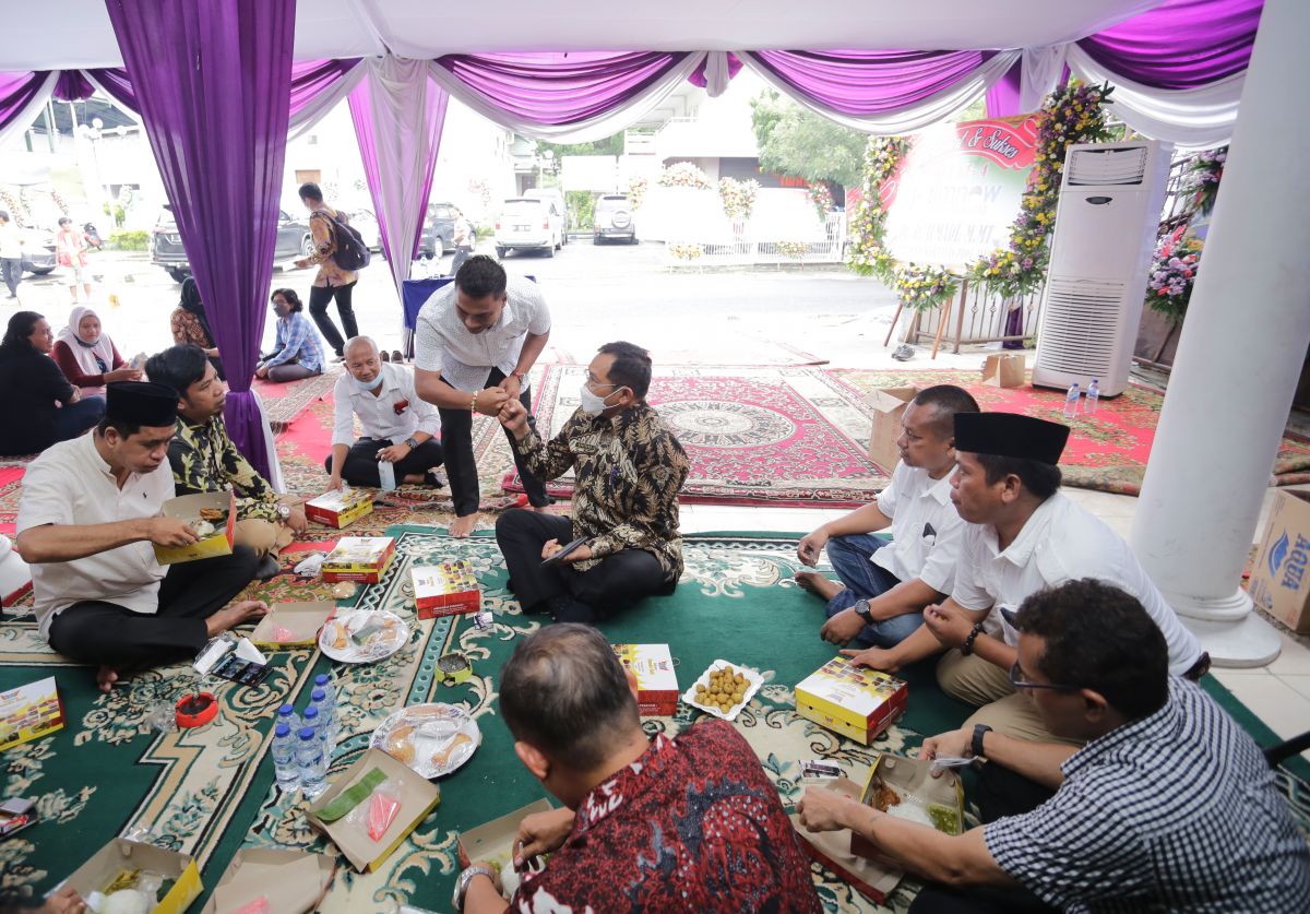 Kepala Dinas Kominfo Provinsi Jatim, Dr Hudiyono (tengah) saat menghadiri HUT ke-4 jatimnow.com