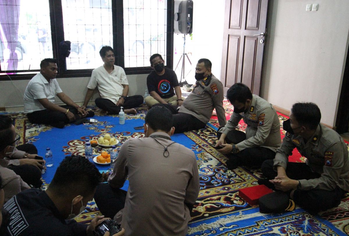 Kabid Humas Polda Jatim Kombes Pol Dirmanto (tiga dari kanan) saat bersilaturahmi dalam HUT ke-4 jatimnow.com