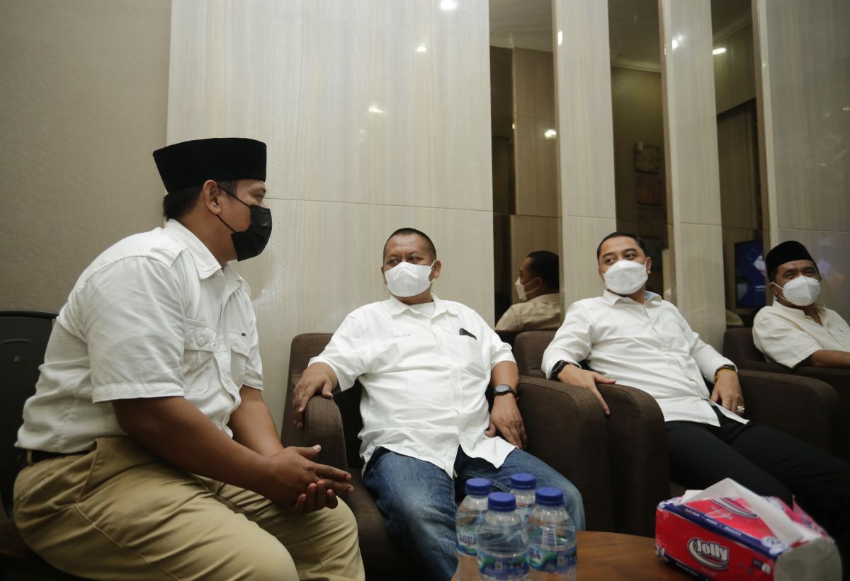 Pemimpin redaksi jatimnow.com berbincang bersama Wali Kota Surabaya Eri Cahyadi dan Ketua PWI Jatim Lutfil Hakim.