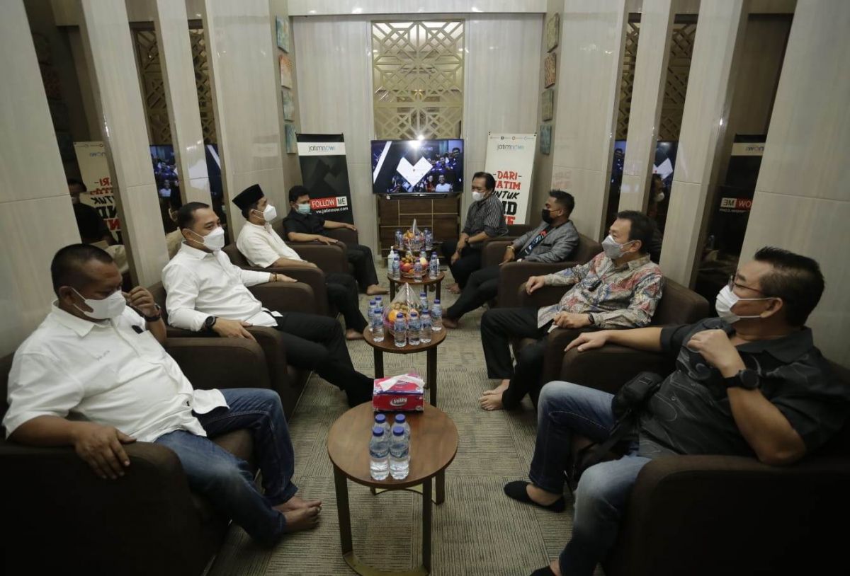 Jajaran direksi bersama Wali Kota Surabaya, pimpinan redaksi, Ketua PWI Jatim, Ketua AMSI dan kolega di kantor jatimnow.com