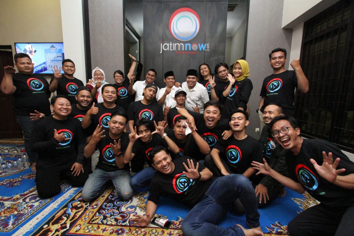 Segenap awak redaksi jatimnow.com dalam perayaan HUT ke-4.
