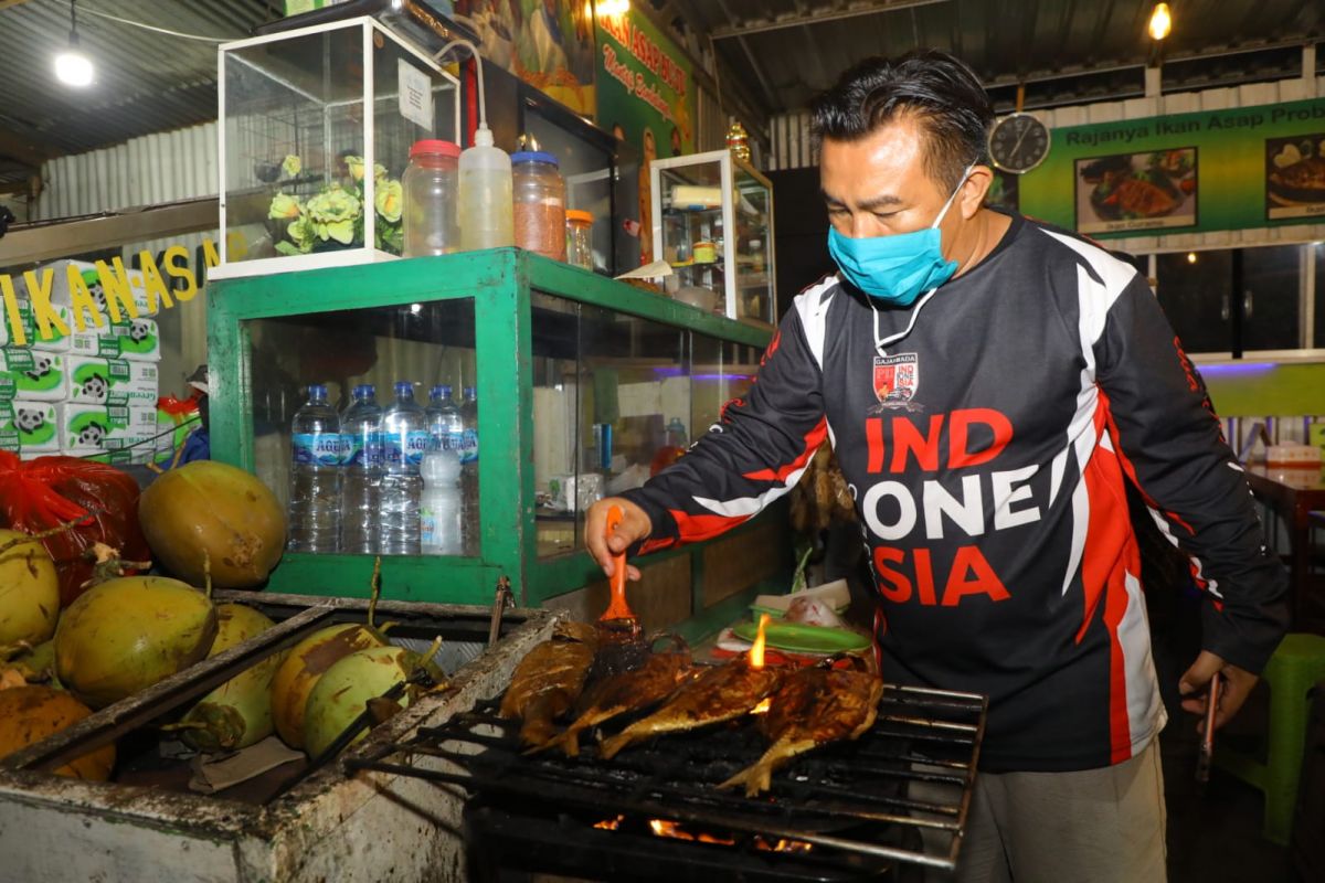 Sentra penjualan ikan asap di Desa Tamansari, Kecamatan Dringu, Probolinggo.(Foto: Humas Pemprov Jatim)