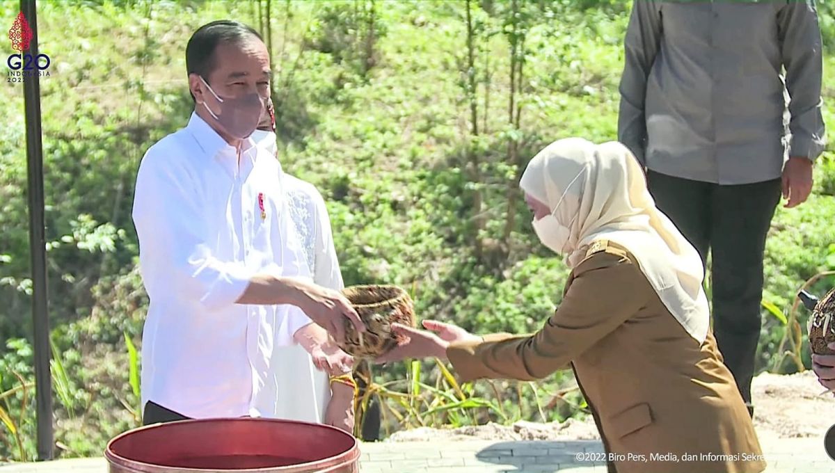 Gubernur Khofifah menyerahkan tanah dan air dari Bumi Majapahit kepada Presiden Jokowi.