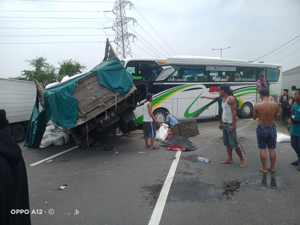 Kecelakaan bus yang menabrak truk di Tol Dupak Surabaya arah Waru Sidoarjo. (Foto: PJR Polda Jatim)