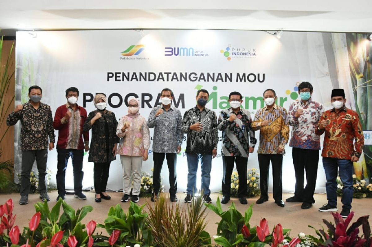 Pupuk Indonesia Grup dengan PTPN saat teken Program Makmur untuk petani tebu (Foto: Humas PT Pupuk Indonesia for jatimnow.com)