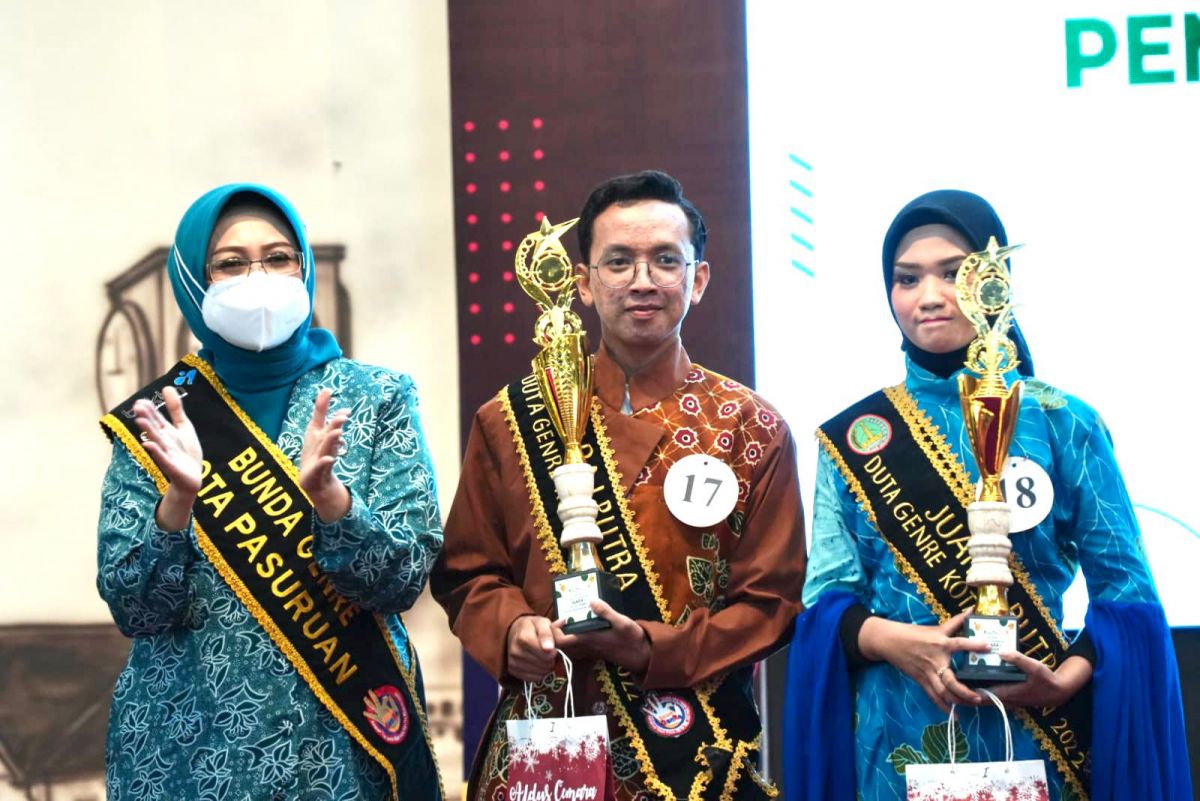 Bunda Genre Kota Pasuruan, Fatma Saifullah Yusuf (kiri) bersama Duta Genre Kota Pasuruan (Foto: Humas Pemkot Pasuruan)
