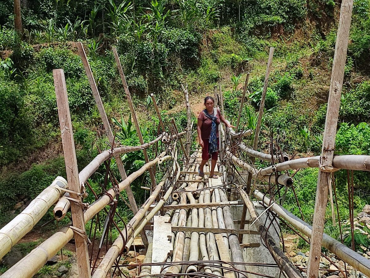 Warga Ponorogo melintasi jembatan dari bambu.(Foto: Mita Kusuma/jatimnow.com)