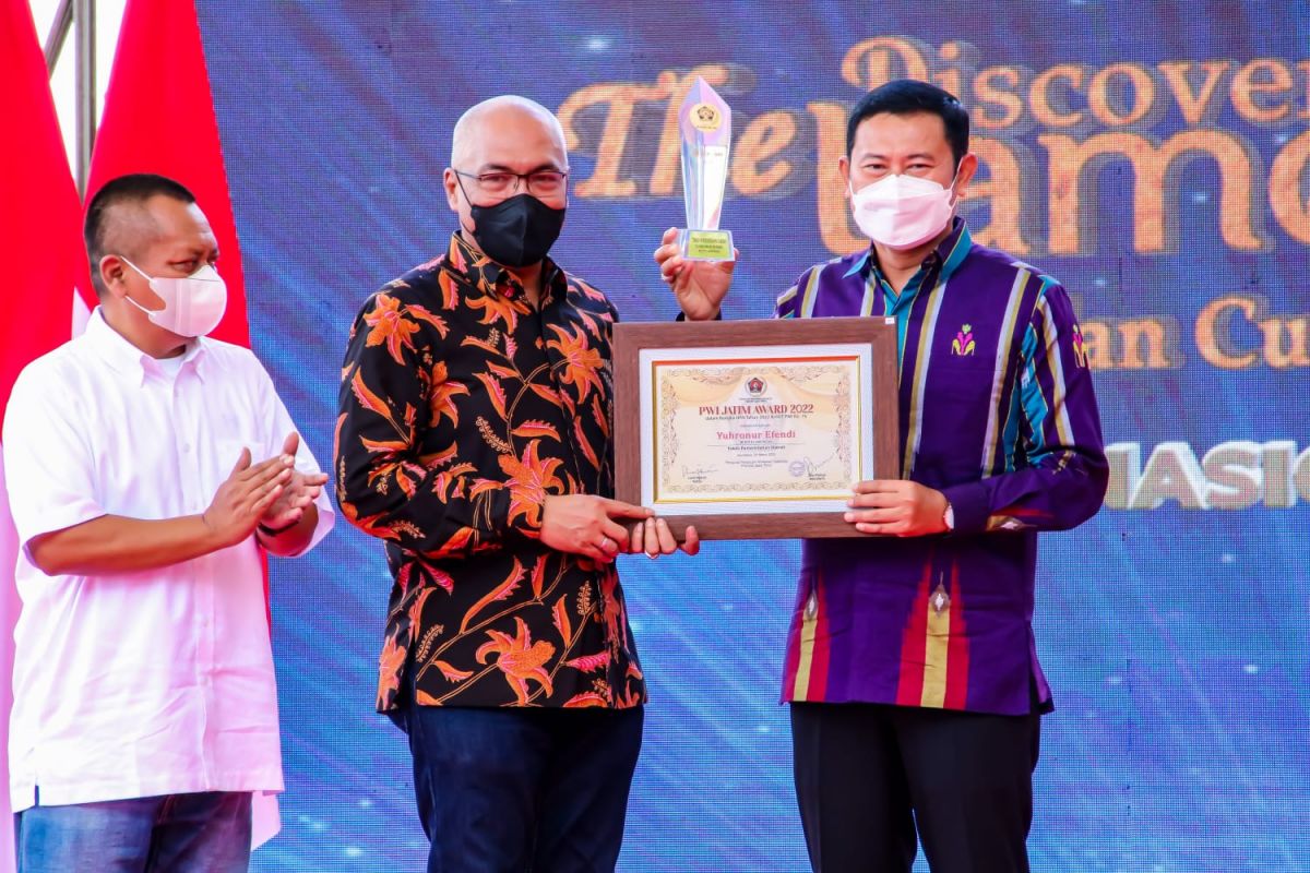 Bupati Lamongan, Yuhronur Efendi saat menerima penghargaan dari PWI Jatim. (Foto: Prokopim Kabupaten Lamongan for jatimnow.com)