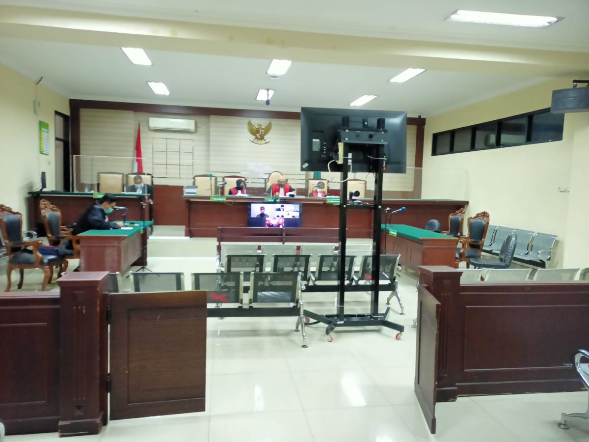 Suasana sidang vonis kasus korupsi perpusdes di Pengadilan Tipikor Surabaya