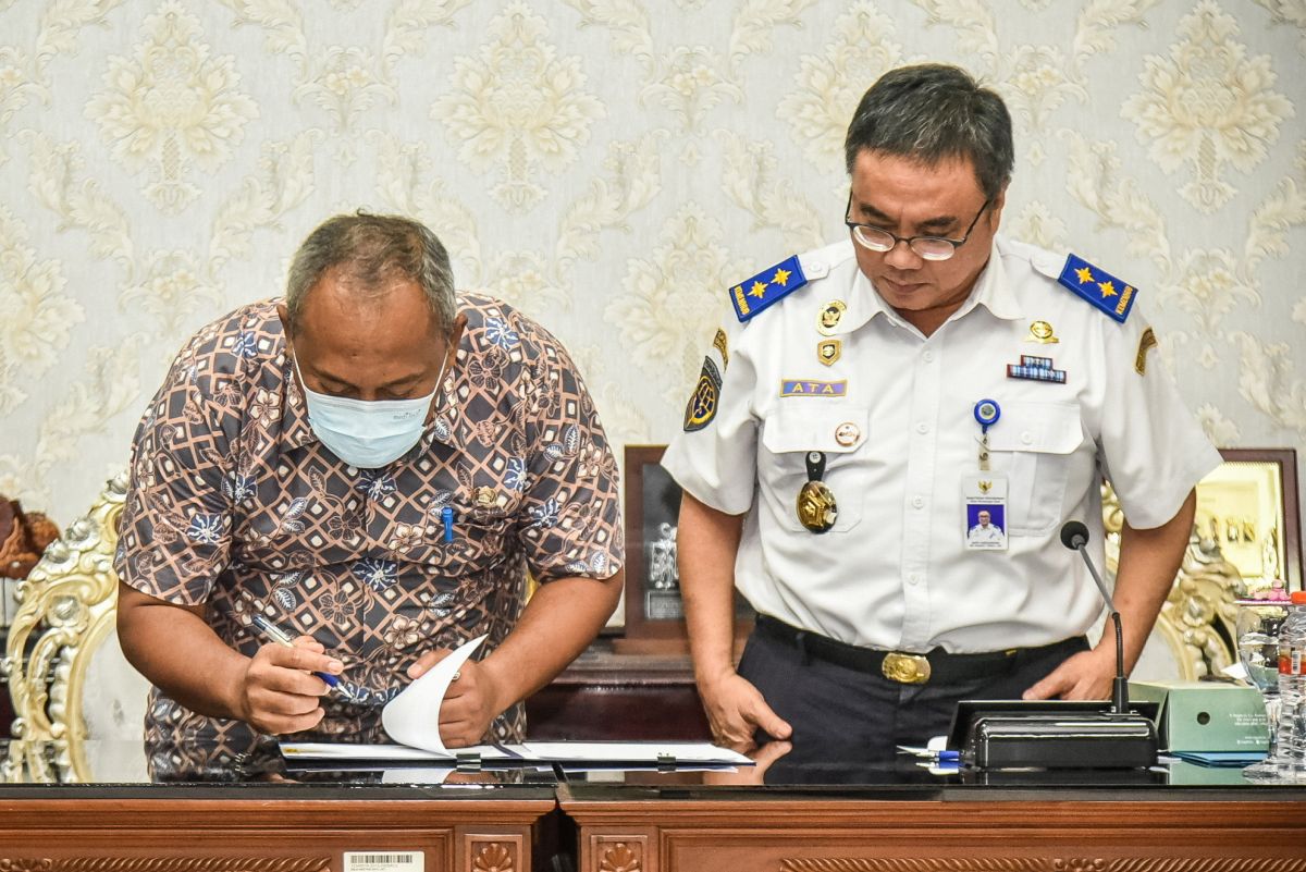 Penandatanganan naskah perjanjian dan Berita Acara Serah Terima (BAST) Barang Milik Daerah (Foto: Humas Pemkot Surabaya/jatimnow.com)