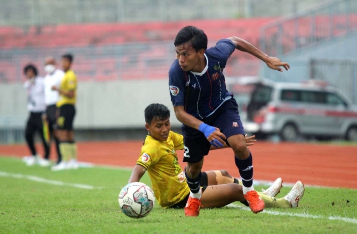 Pertandingan Deltras (biru) melawan PSDS Deli Serdang (kuning) - (Foto: Media Officer Deltras for jatimnow.com)