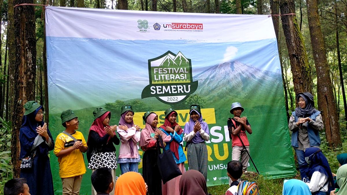Sekolah Alam Raya dalam rangkaian Festival Literasi Semeru UMSurabaya 2022 melibatkan puluhan anak pengungsian darurat di lereng Gunung Semeru, Lumajang